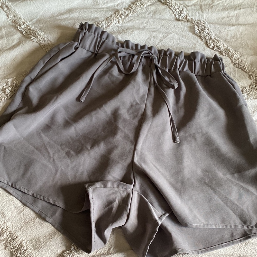 Oversized Paper Bag Waist Shorts - Picture 2 of 3